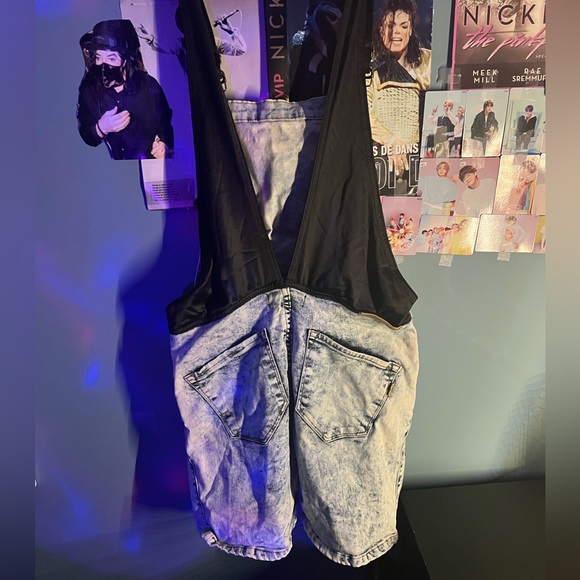 Vibrant M.i.U// Denim acid washed dungaree shorts, faux leather straps - Picture 2 of 3